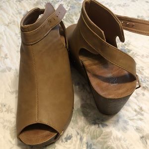 Size 7 NEVER WORN Taupe wedges with gold studs